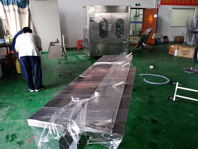 自動(dòng)液體灌裝機(jī)與市場(chǎng)同步走，滿足快捷式出產(chǎn)